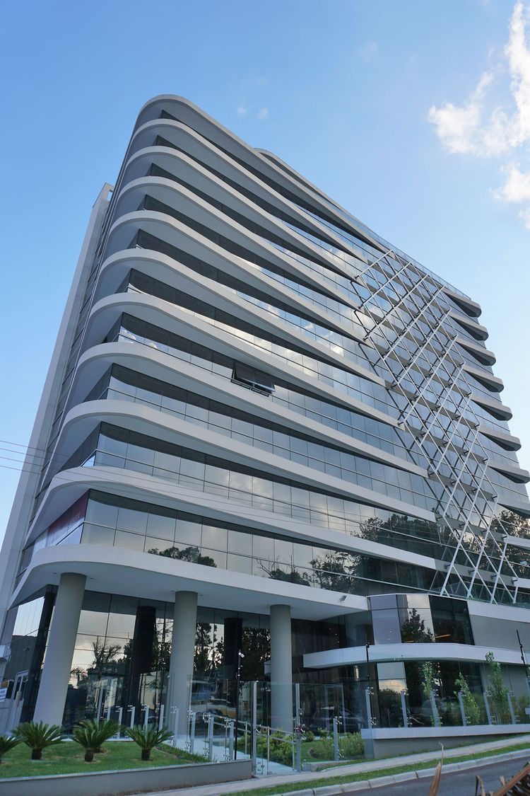 Edifício corporativo moderno com fachada de vidro